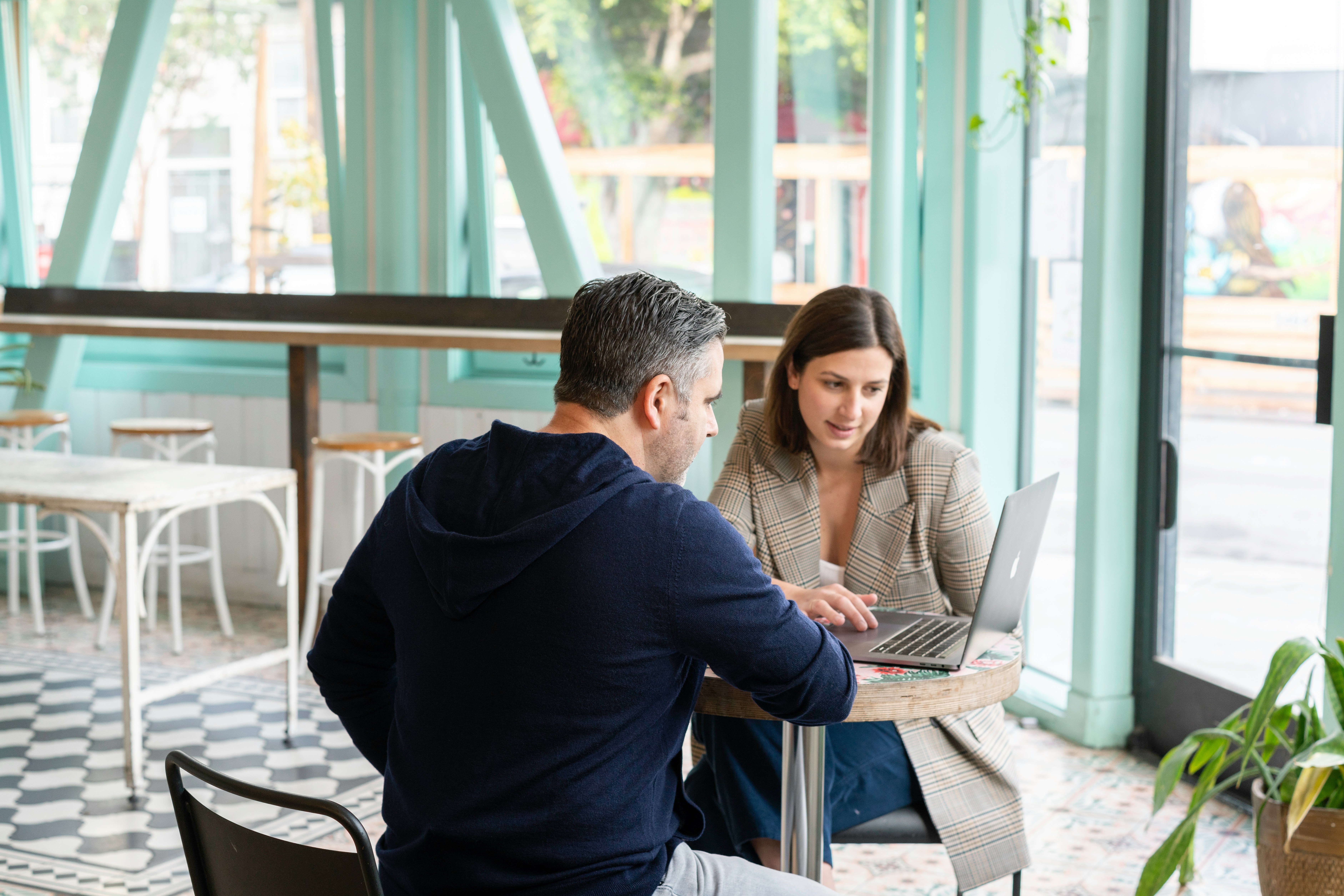 Fundador de startup analisando métricas em um notebook